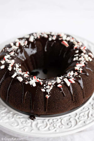 Do you love chocolate? Imagine a dark chocolate cake topped with a dark chocolate ganache with a kiss of peppermint, actually you can make this delicious chocolate in no time at all