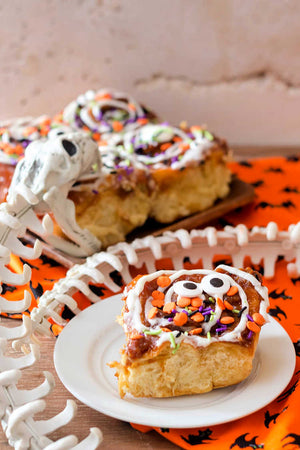 It’s Day 4 of Halloween Treats Week, and here is my third recipe for you guys: pumpkin spice cinnamon rolls
